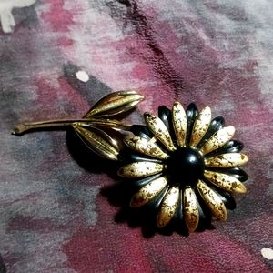 VINTAGE Daisy Black Gold Flower Brooch/Pin